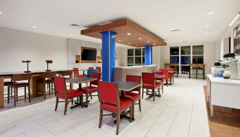 Holiday Inn Express & Suites Corona