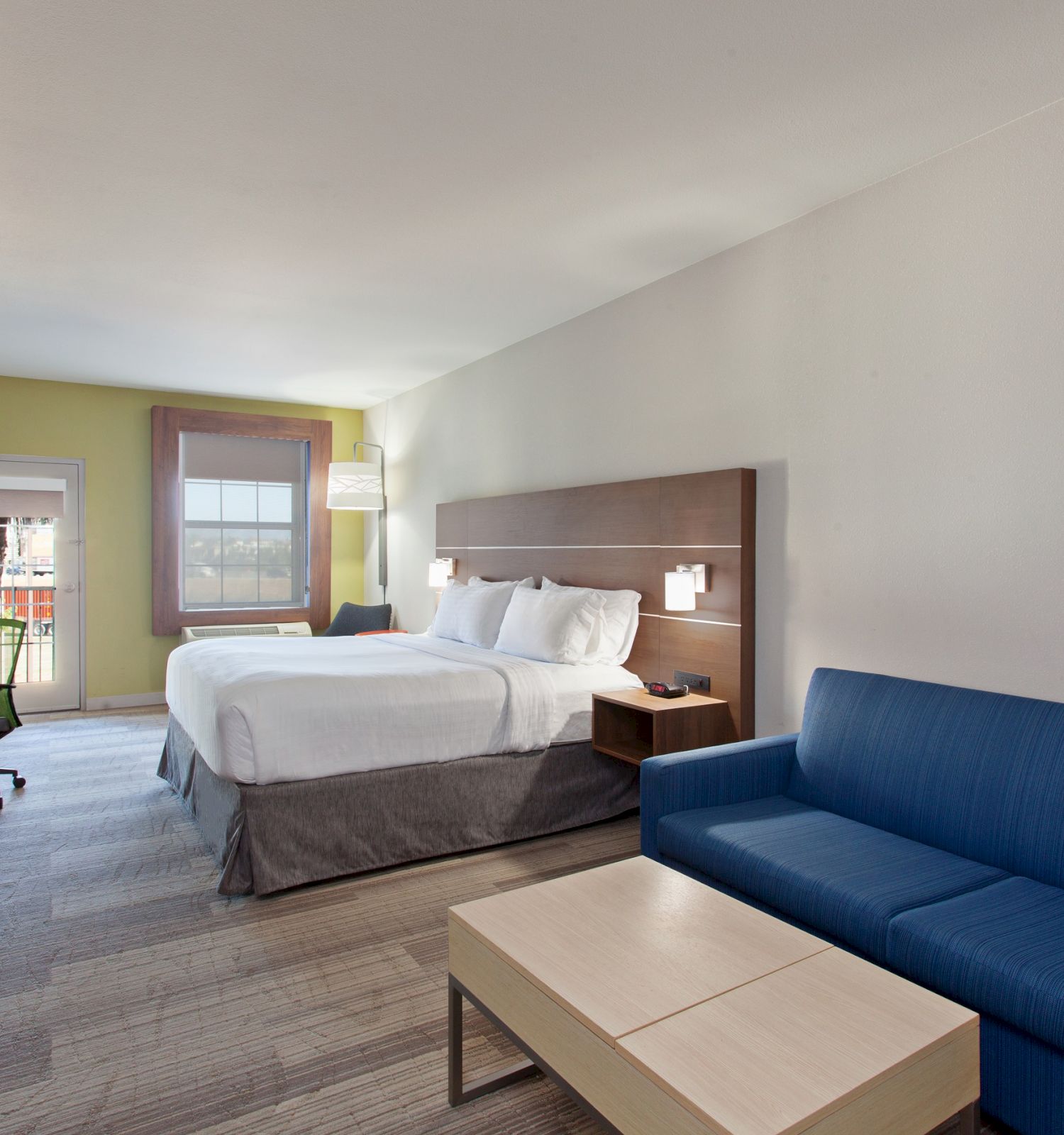 Holiday Inn Express & Suites Corona