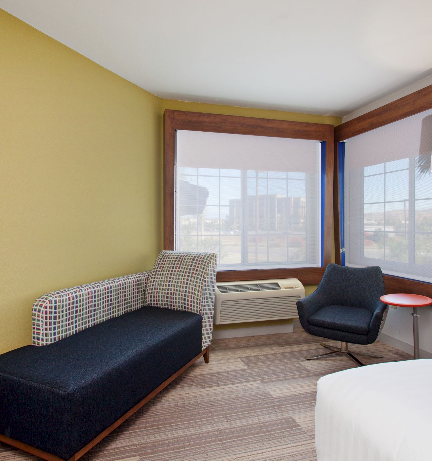 Holiday Inn Express & Suites Corona