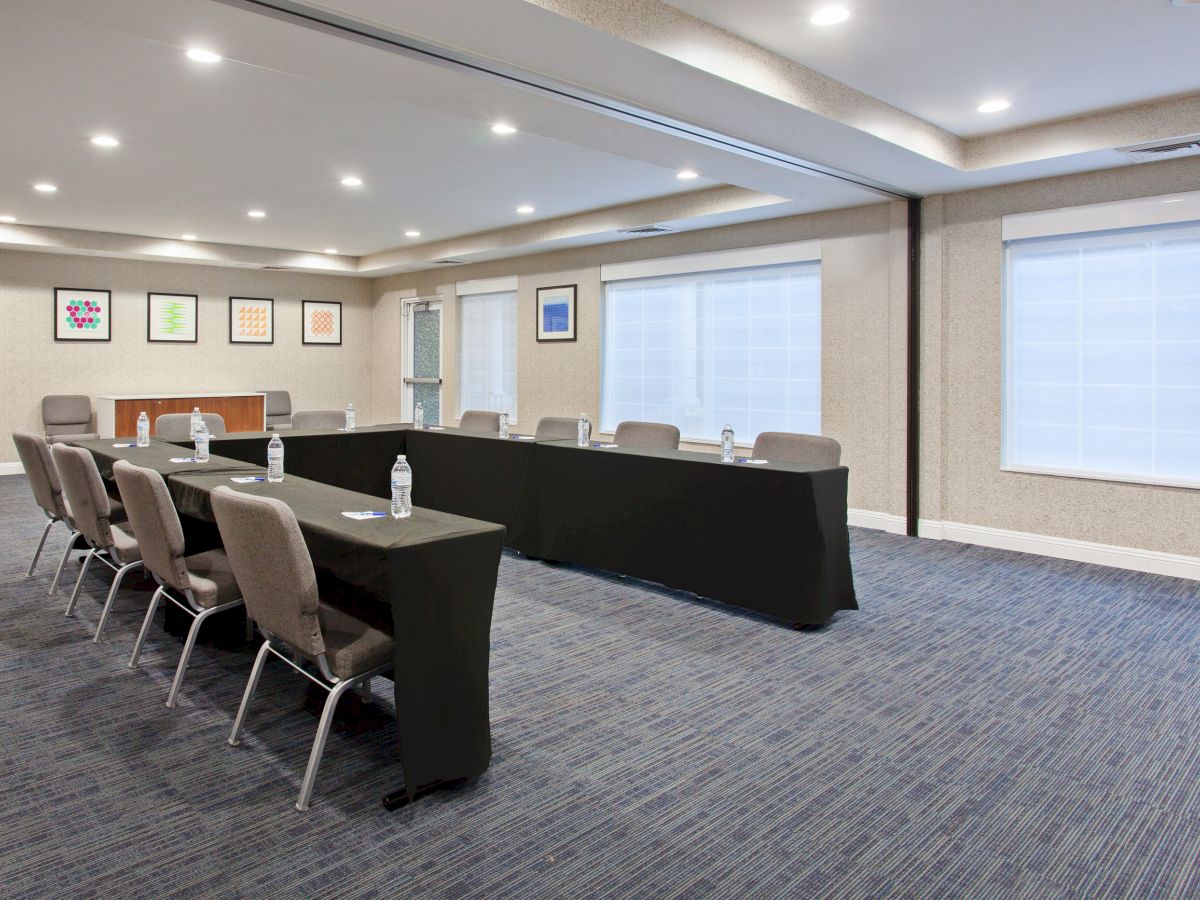 Holiday Inn Express & Suites Corona